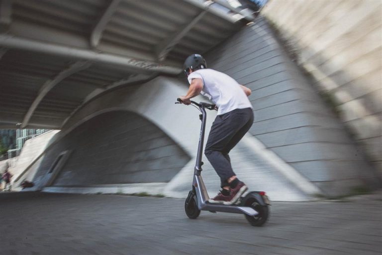 Over ons Elektrische scooter met accu waarvan de levensduur afhangt van onderhoud en gebruikspatroon
